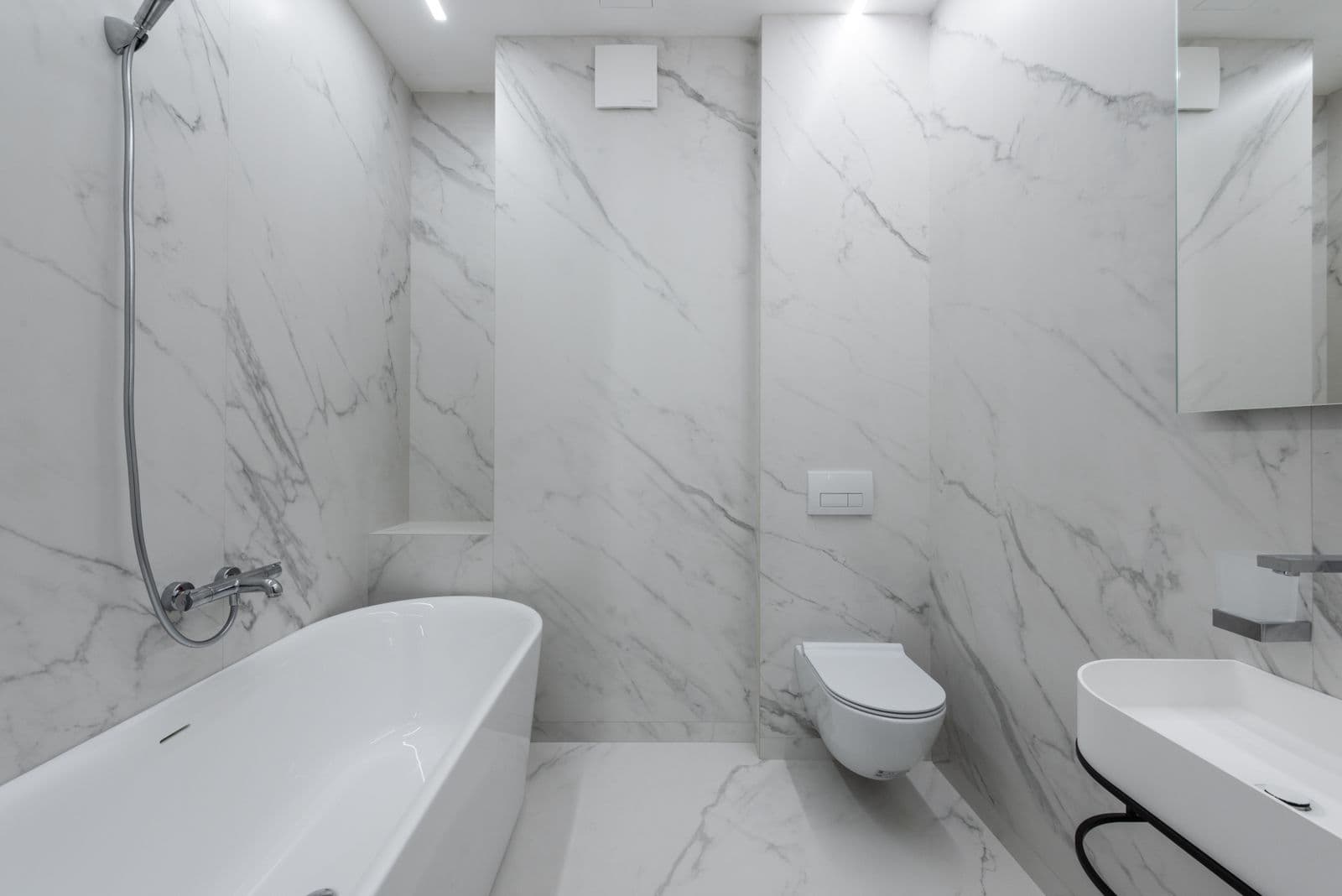Salle de bain familiale, marbre blanc