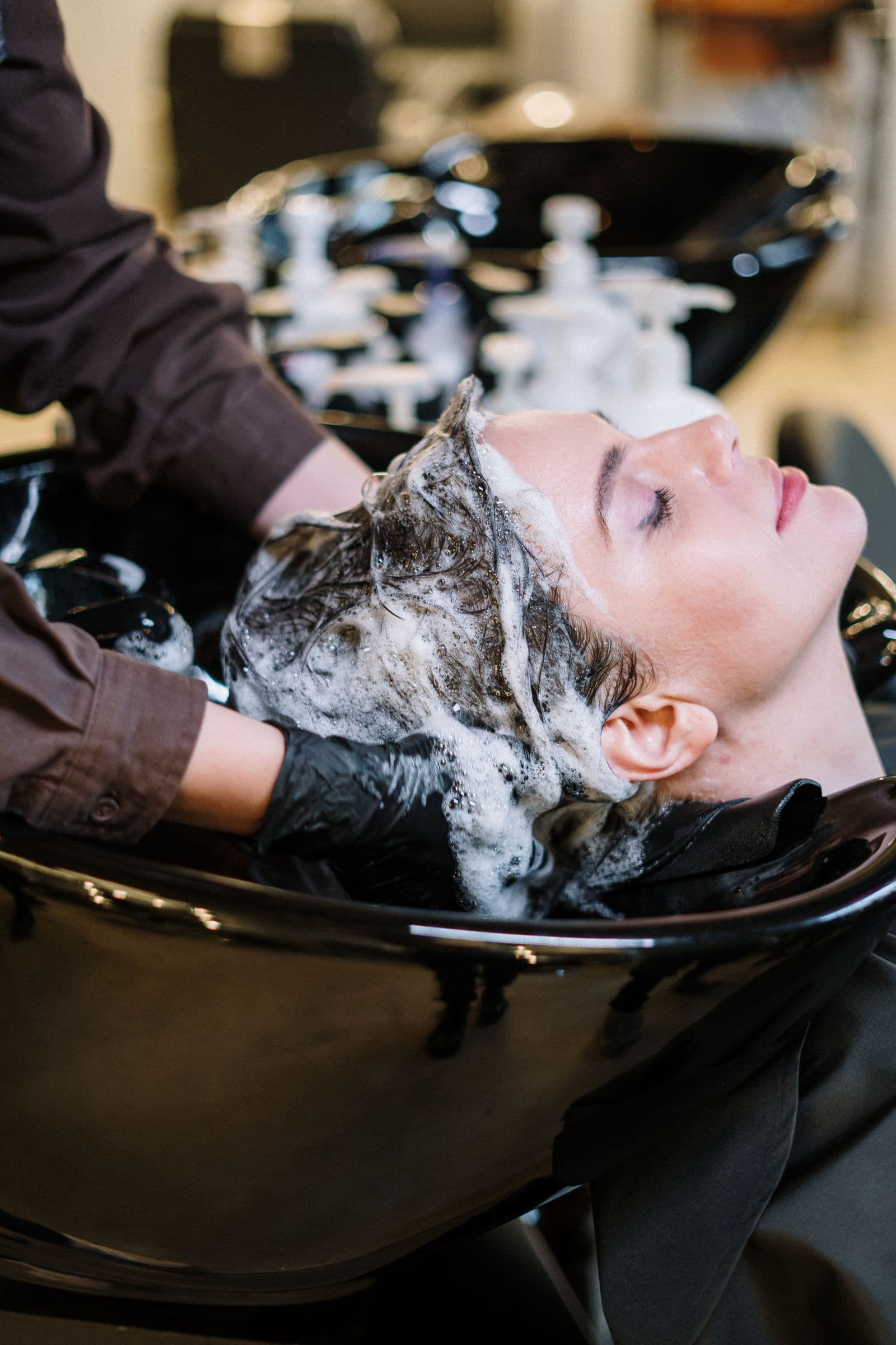 Le bac à shampoing, serviette chaude