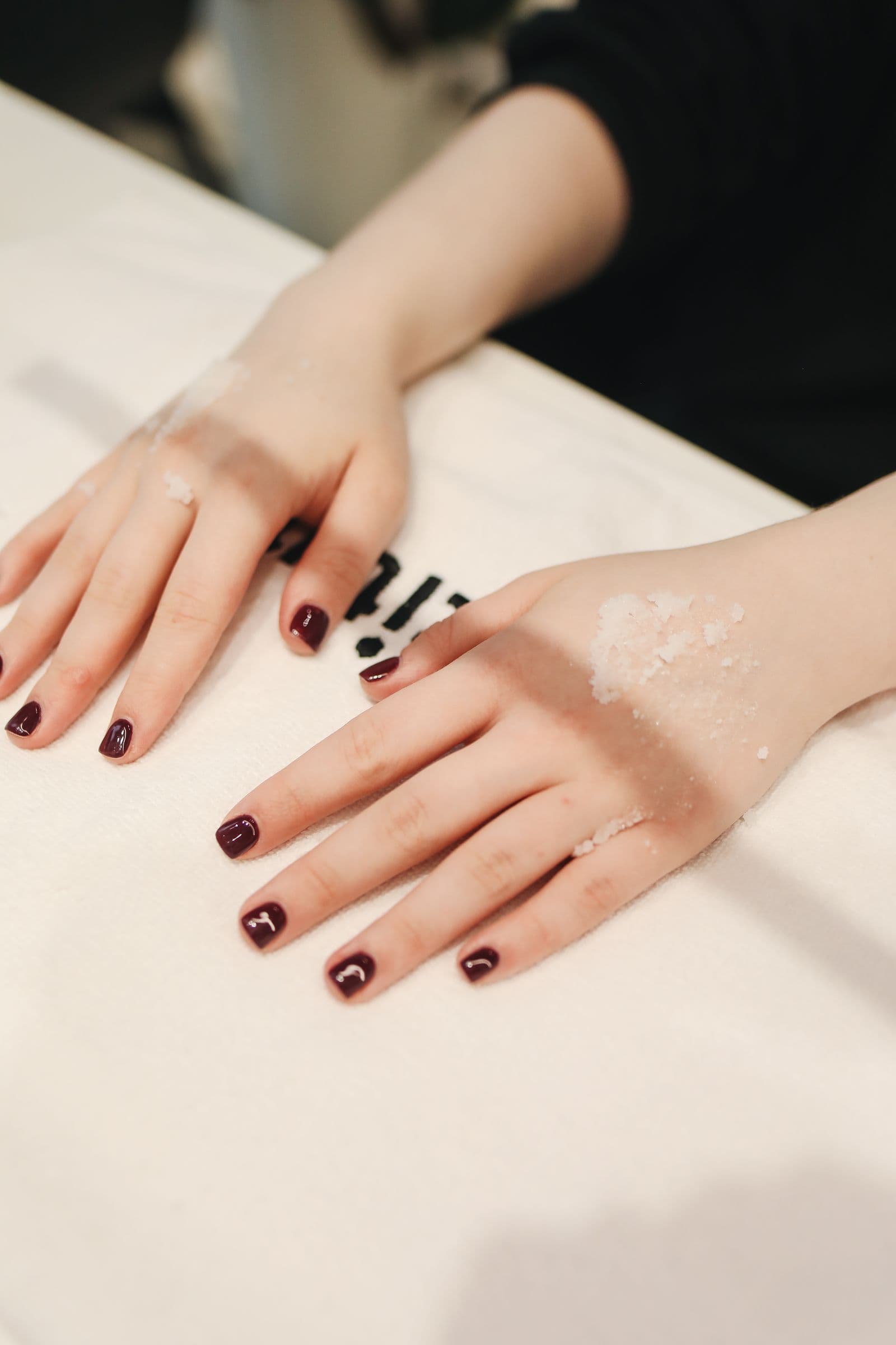 La cabine soins : une manucure