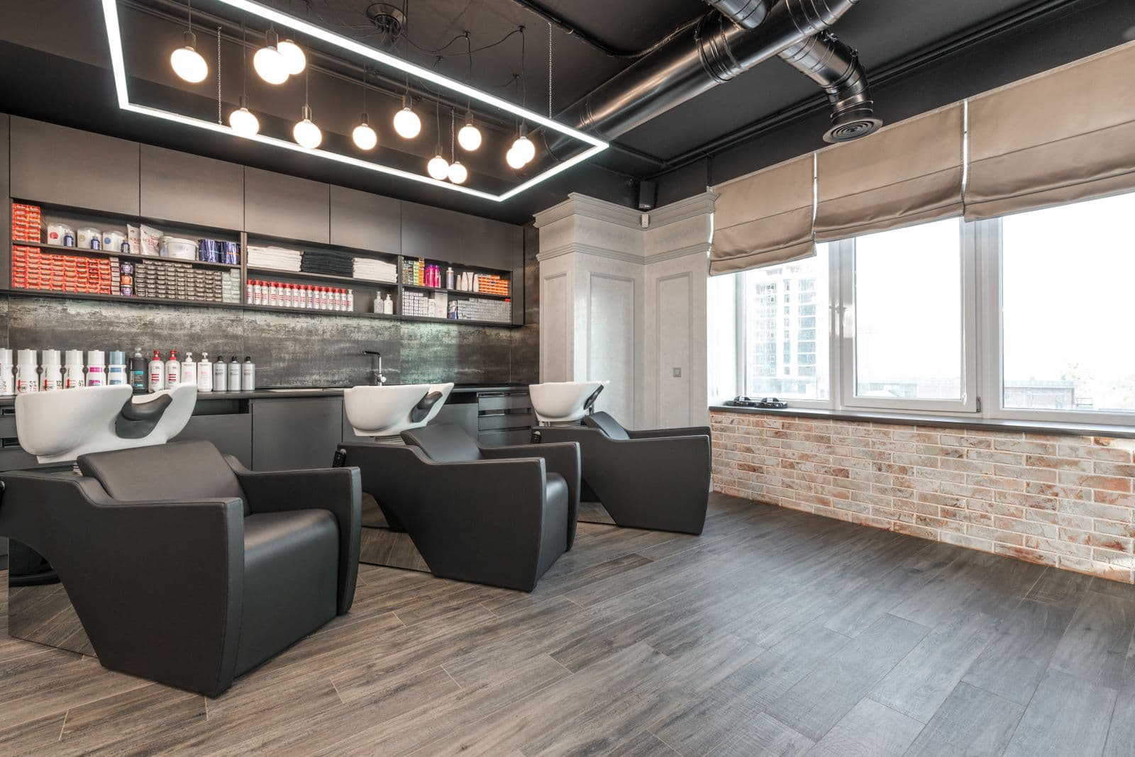 Le comptoir et les étagères du salon