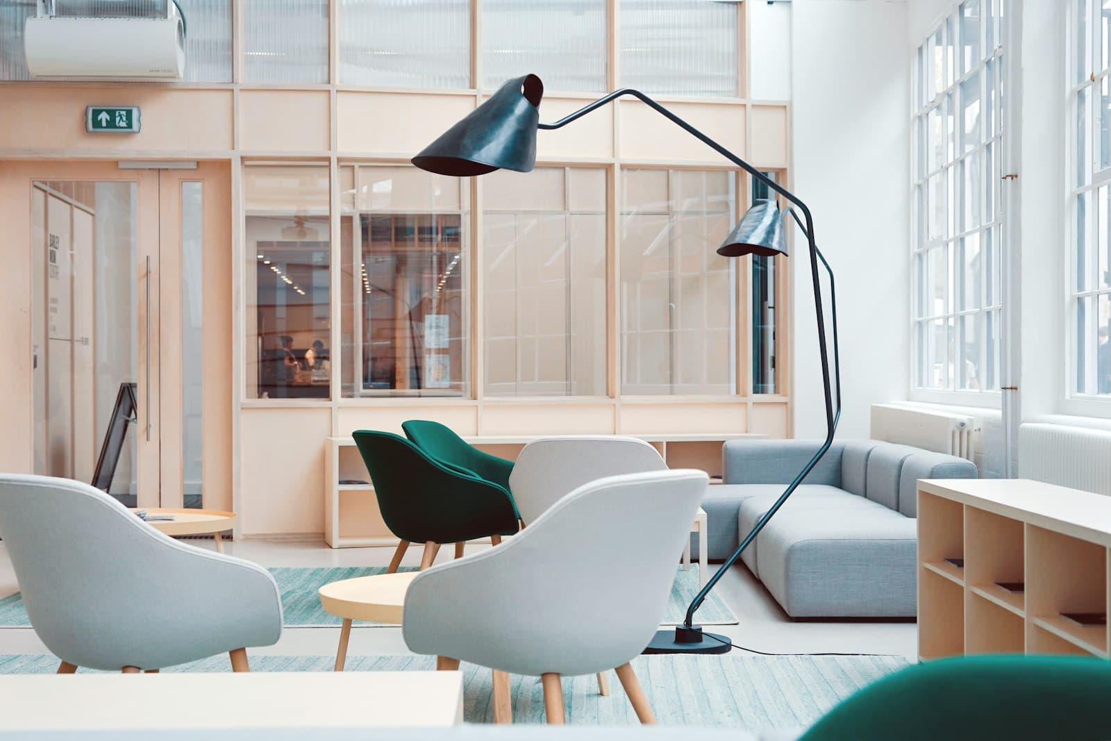 Salon d'accueil du siège Alta Conseil, fauteuils et verrière