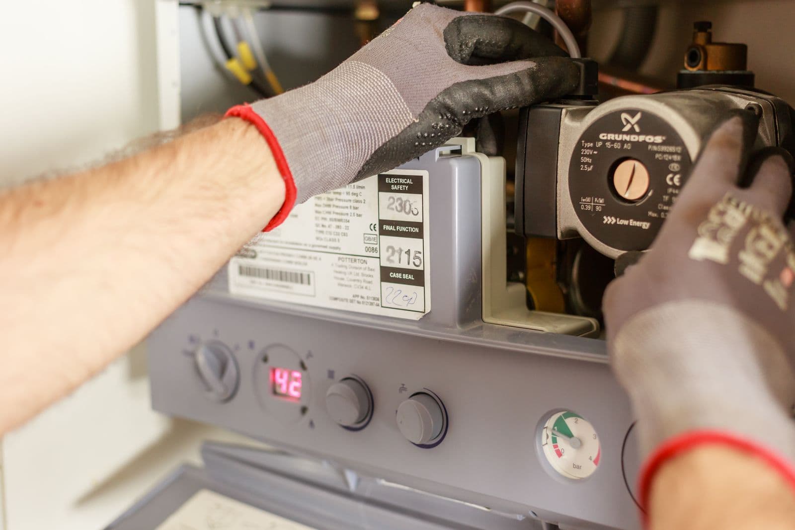 Un technicien règle une chaudière